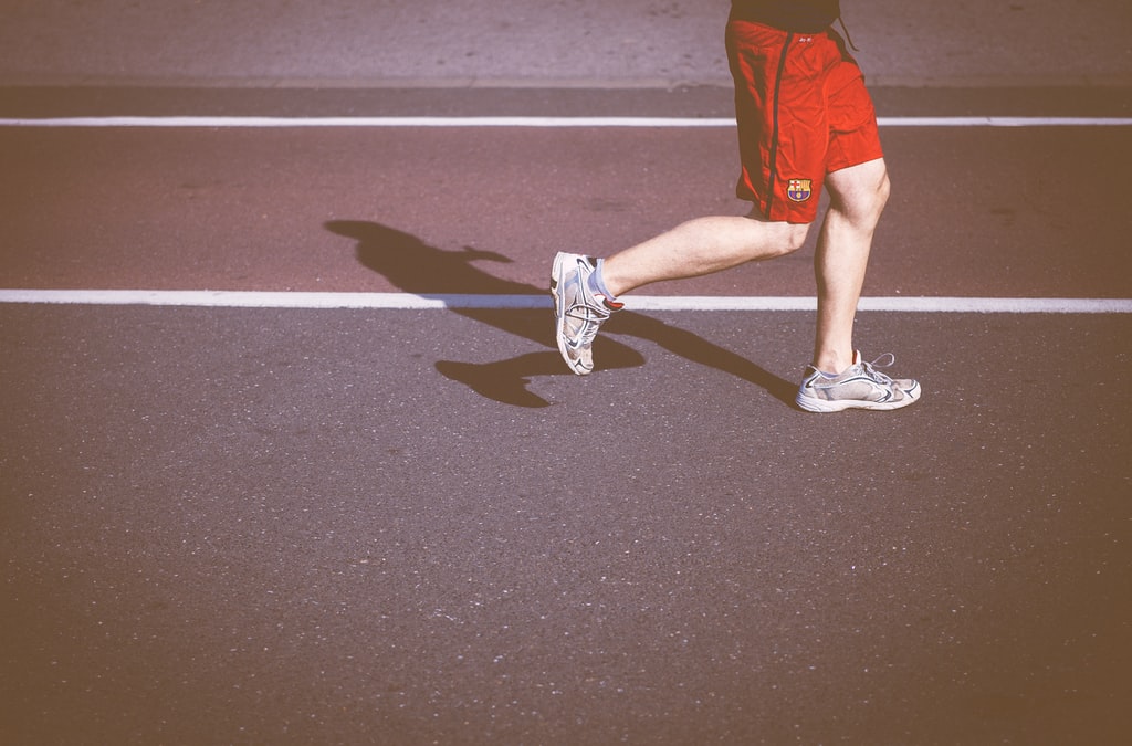 biegacz na torze po rozgrzaniu ścięgien i mięśni przed treningiem